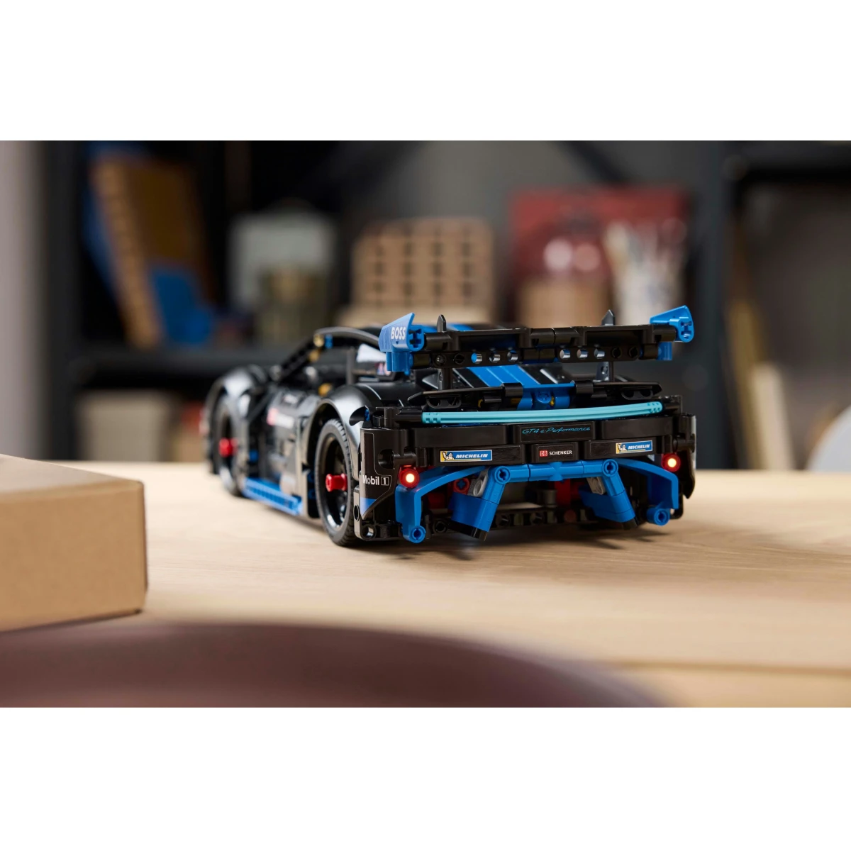 LEGO® Technic Porsche GT4 e-Performance Rennwagen 42176